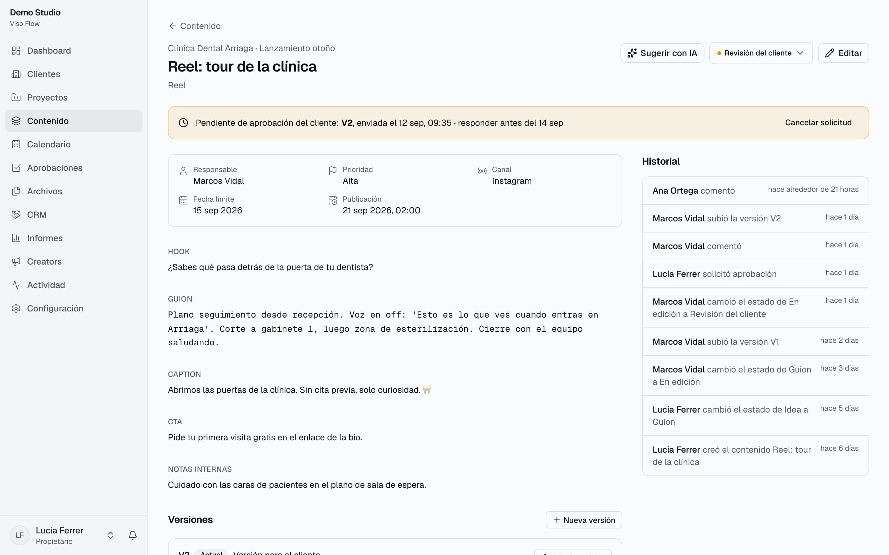 Detalle de una pieza de contenido en Viso Flow con la solicitud de aprobación pendiente, versiones y comentarios
